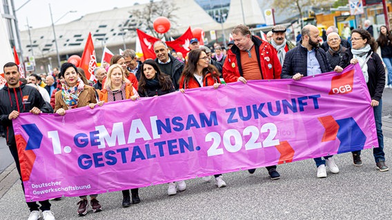 Der Schriftzug «Gemainsam Zukunft gestalten» ist auf dem Banner von Demonstranten bei einer Demonstration vom Deutschen Gewerkschaftsbund (DGB) zu lesen. © dpa-Bildfunk Foto:  Moritz Frankenberg/dpa