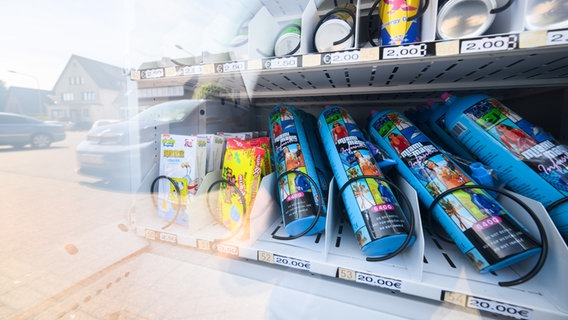 In einem Warenautomaten vor einem Ladengeschäft liegen neben Essen und Getränken auch Lachgasflaschen. © picture alliance / dpa | Julian Stratenschulte Foto: Julian Stratenschulte