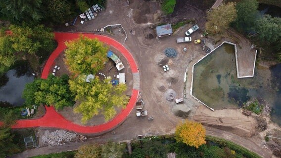 Blick auf den Osterbergsee mit der Baustelle einer Freiluftbühne auf dem See und dem Spiel- und Sportpark der Landesgartenschau in Bad Gandersheim. (Luftaufnahme) © picture alliance/dpa/Swen Pförtner Foto: Swen Pförtner