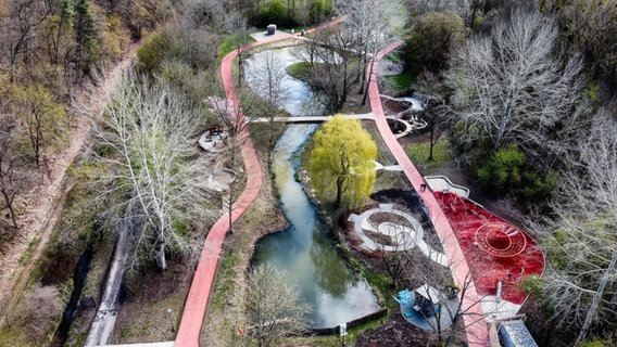 Blick von oben auf das Gelände der Landesgartenschau mit dem Spiel- und Sportpark. © dpa-Bildfunk Foto: Swen Pförtner