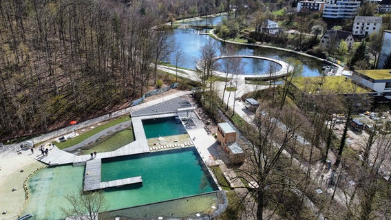 Blick auf das Gelände der Landesgartenschau mit dem Sole-Naturbad. © dpa-Bildfunk Foto: Swen Pförtner