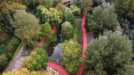Eine Luftaufnahme zeigt das Gelände der Landesgartenschau in Bad Gandersheim. © dpa-Bildfunk Foto: Swen Pförtner