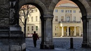 Das Landesmuseum in Braunschweig durch einen Torbogen fotografiert. © picture alliance Foto: Stefan Jaitner
