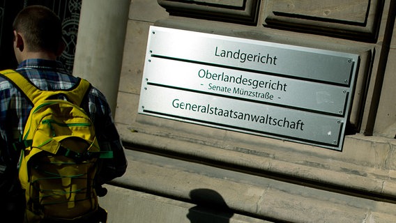 Ein Schild hängt am Eingang vom Landgericht, dem Oberlandesgericht und der Generalstaatsanwaltschaft in Braunschweig. © dpa - Bildfunk Foto: Julian Stratenschulte