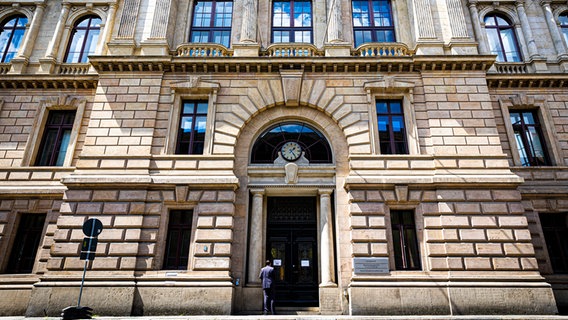 Blick auf den Haupteingang des Landgerichts Braunschweig. © picture alliance Foto: Moritz Frankenberg/dpa