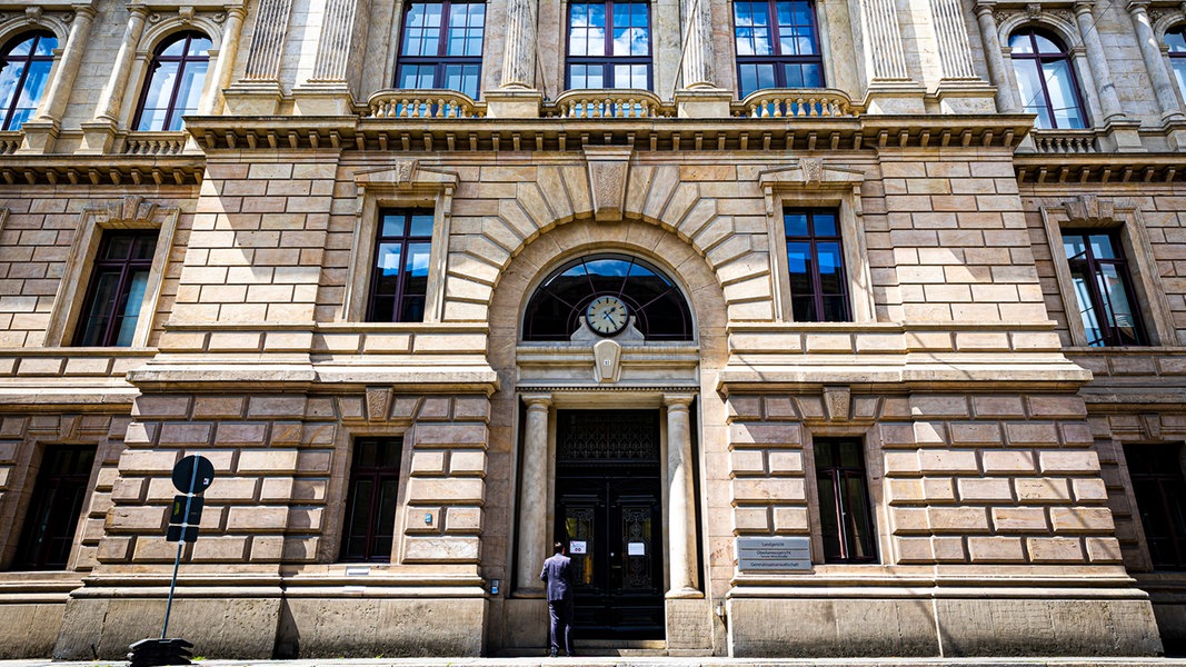 Blick auf den Haupteingang des Landgerichts Braunschweig. 