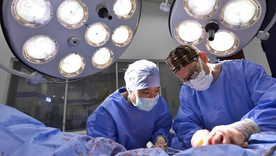 Ärzte bei einer Operation. © Imago/Schiffmann Foto: Imago/Schiffmann