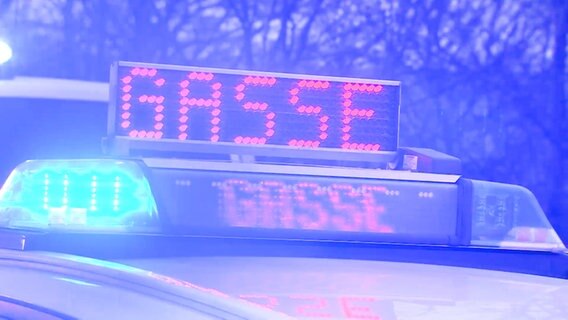 Leuchtschrift "Gasse" auf einem Polizeiauto mit Blaulicht. © HannoverReporter 