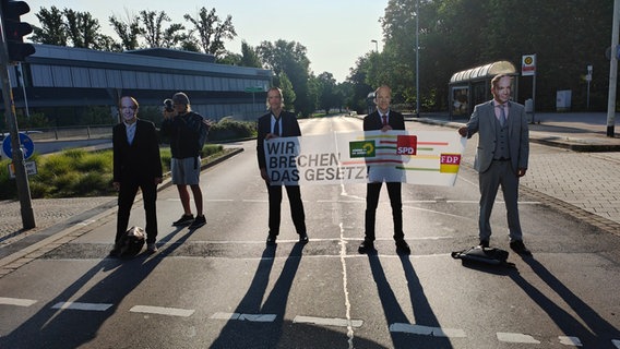 Aktivisten der Letzten Generation blockieren eine Straße in Braunschweig. © NDR Foto: Kevin Poweska