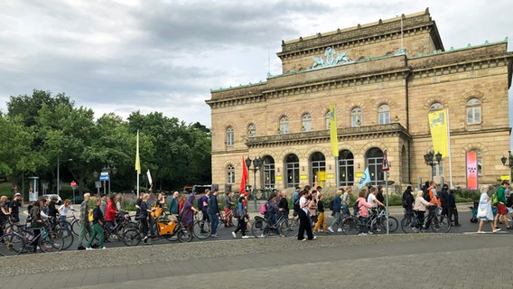 Ein Protest-Zug der "Letzten Generation" zieht durch Braunschweig. © NDR Foto: Frank Ihben