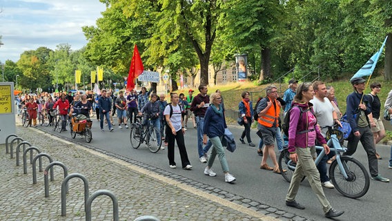 Ein Protest-Zug der "Letzten Generation" zieht durch Braunschweig. © NDR Foto: Frank Ihben