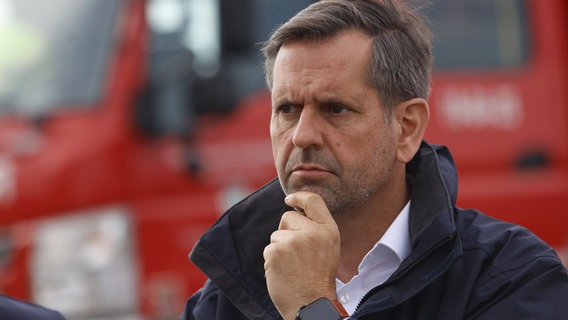 Niedersachsens Umweltminister Olaf Lies (SPD) informiert sich am Wurmberg  über den Waldbrand am Brocken. © dpa-Bildfunk Foto: Matthias Bein