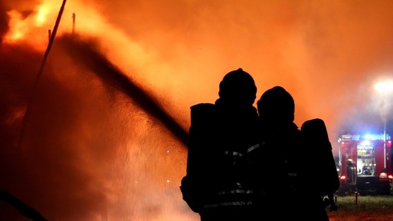 Feuerwehrleute löschen einen Brand. © dpa-Bildfunk Foto: Stefan Rampfel