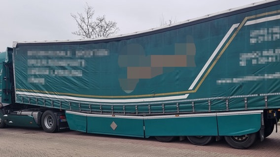 Der Auflieger eines Sattelschleppers ist in der Mitte auffällig gebogen. © Polizei Göttingen 
