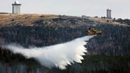 Ein italienisches Löschflugzeug des Typs Typs Canadair CL415 bei der Bekämpfung eines Waldbrandes am Brocken. © dpa-Bildfunk Foto: Matthias Bein