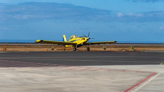 Das Bild zeigt das Propellerflugzeug AT-802 auf einer Landebahn. © picture alliance / Zoonar | @jjfarquitectos 