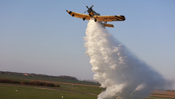 Ein Kleinlöschflugzeug wirft Wasser ab. (Themenbild) © dpa-Bildfunk Foto: Matthias Bein