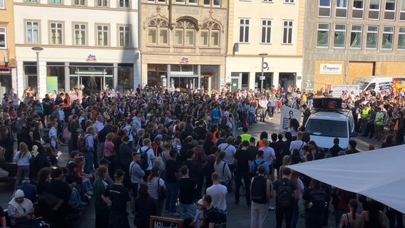 Gedenken in Göttingen am Gänseliesel für Lorenz A., der in Oldenburg durch Schüsse eines Polizisten getötet wurde. © NDR Foto: Jens Klemp