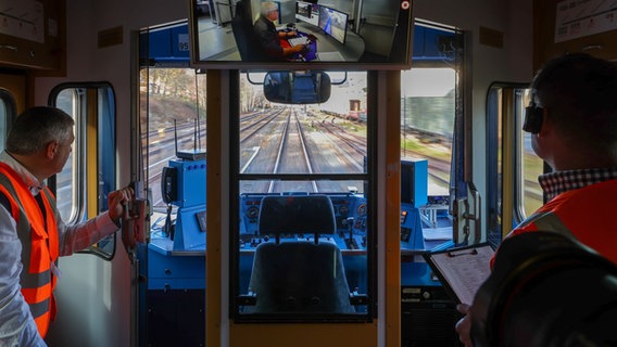 Der Forschungszug ·Lucy· von Thales steht im Bahnhof Schlettau. Der mit Sensoren ausgestattete Triebwagen wird von einem erfahrenen Lokomotivführer in einer Schaltzentrale 340 Kilometer entfernt in Braunschweig gesteuert. © dpa-Bildfunk Foto: Jan Woitas