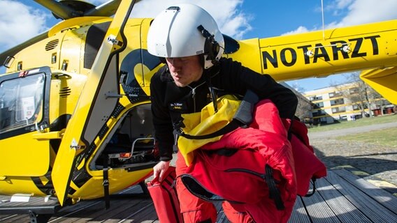 Ein Notarzt verlässt einen ADAC-Rettungshelikopter. © dpa-Bildfunk Foto: Lucas Bäuml