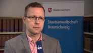 Christian Wolters von der Staatsanwaltschaft Braunschweig spricht in einem Interview. © NDR 