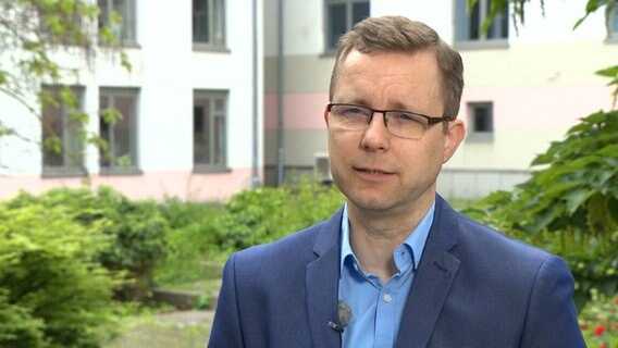 Christian Wolters von der Staatsanwaltschaft Braunschweig spricht in einem Interview. © NDR 