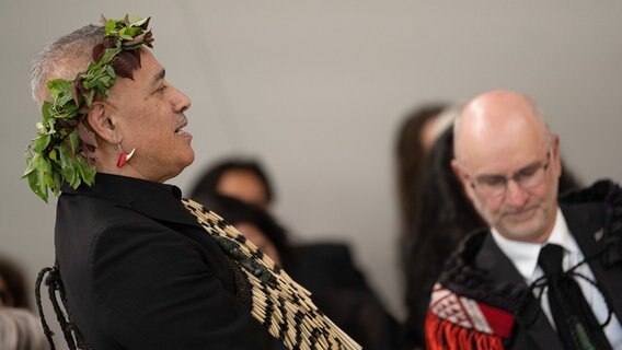 Craig Hawke, Botschafter Neuseelands, und Te Herekiekie Herewini, Chef des Rückführungsprogramms von Neuseeland, singen bei der Übergabe von Gebeinen aus den Sammlungen der Universität Göttingen an Aotearoa (Neuseeland). © dpa-Bildfunk Foto: Swen Pförtner/dpa