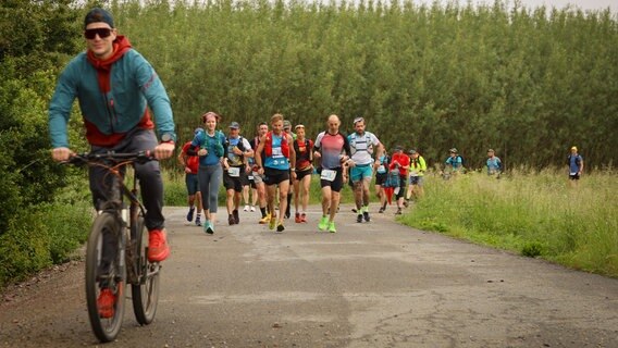 Läuferinnen und Läufer nehmen an einem Marathon teil. © Verein Ausdauer-Sport für Menschlichkeit 