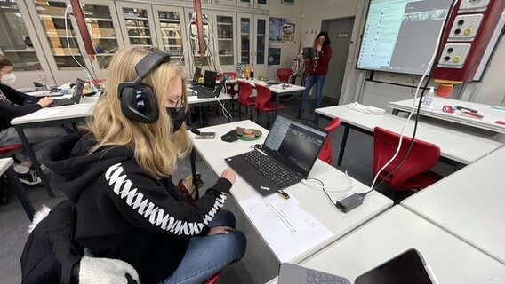 Eine Schülerin sitzt in einem Physikraum und schaut auf einen Laptop. © NDR Foto: Michael Brandt