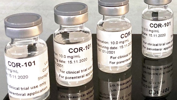 Kleine Fläschchen mit dem Medikament COR-101 stehen auf einem Tisch. © Prof. Dr. Holger Ziehr Foto: Prof. Dr. Holger Ziehr