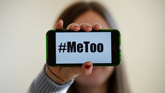 Eine Frau hält ein Handy in der Hand. Auf dem Display steht "#MeToo". © dpa-Bildfunk Foto: Frank May/picture alliance/dpa