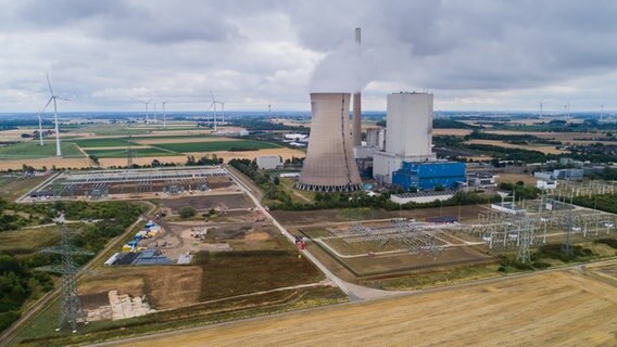 Hohenhameln: Rauch steigt aus dem Kühlturm vom Kraftwerk Mehrum im Landkreis Peine (Luftaufnahme mit Drohne). © dpa-Bildfunk Foto: Julian Stratenschulte