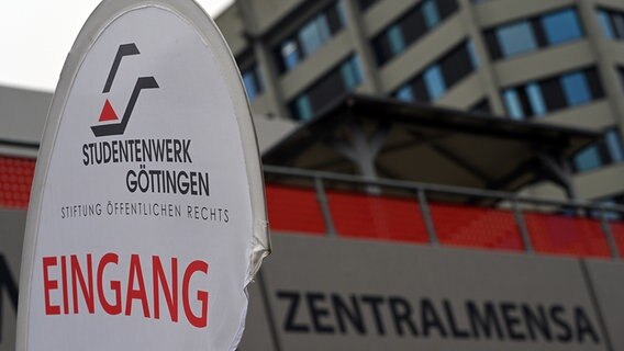 Ein Flagge mit der Aufschrift "Studentenwerk Göttingen" ist vor dem Schriftzug "Zentralmensa" auf dem Campus der Uni Göttingen zu sehen. © picture alliance/dpa | Swen Pförtner Foto: Swen Pförtner