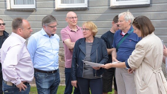 Ministerin Barbara Otte-Kinast (CDU) begutachtet Sturmschäden in Merxhausen. © LANDKREIS HOLZMINDEN 