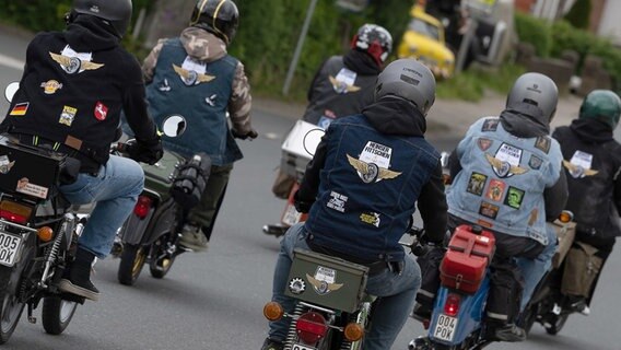 Die Moped-Gruppe "Heinser Fittschen" ist auf einer Straße unterwegs. Die Moped-Gruppe "Heinser Fittschen" ist auf einer Straße unterwegs. © dpa Foto: Swen Pförtner