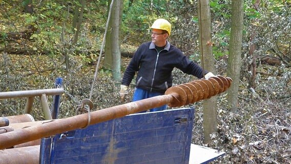 Ein Mann steht am Bohrer auf einem Lkw. © NDR.de Foto: Peter Jagla