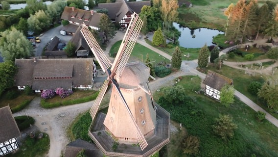 Das Bild zeigt eine Mühle in der nähe von Gifhorn aus der Vogelperspektive. © HannoverReporter 