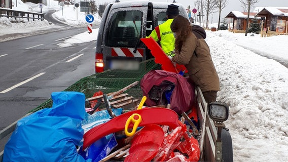 Mitarbeitende des Nationalparkes Harz haben Müll von einer Rodelpiste auf einem Anhänger gesammelt.  Foto: Tom Beck