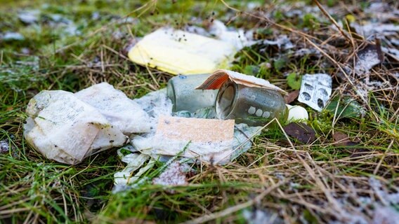 Illegal entsorgter Müll liegt in einem Waldstück bei Oerrel. Illegal entsorgter Müll liegt in einem Waldstück bei Oerrel. © dpa-Bildfunk Foto: Philipp Schulz