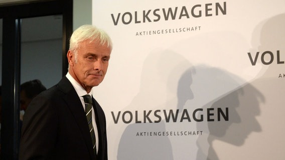 Matthias Müller vor einem Mikrophon und einer Wand mit Volkswagen-Logo. © dpa - Bildfunk Foto: Julian Stratenschulte