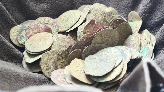 Ein Lederbeutel mit 135 Münzen aus dem frühen 17. Jahrhundert. © Kreisarchäologie Northeim Foto: Petra Lönne