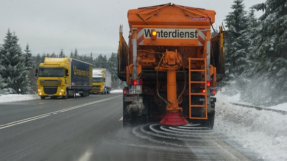 Ein Winterdienstfahrzeug streut bei Torfhaus Salz auf die Bundesstraße B4. © dpa-Bildfunk Foto: Swen Pförtner