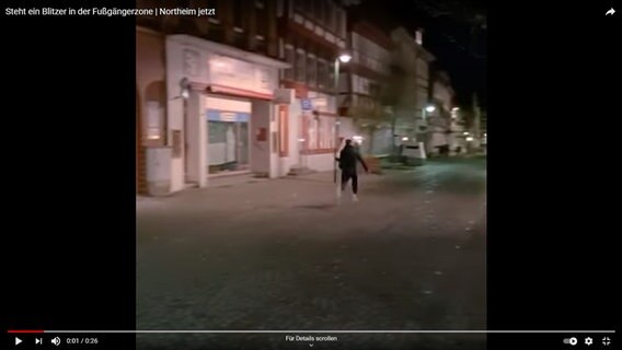 Ein Jugendlicher rennt nachts durch eine Straße in Northeim in der ein mobiler Blitzer steht. (Screenshot von YouTube) © Christian Vogelbein, www.northeim-jetzt.de, YouTube Foto: Christian Vogelbein