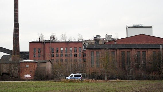 Polizisten sind in Northeim auf der Suche nach Bankräubern. © dpa-Bildfunk Foto: Swen Pförtner