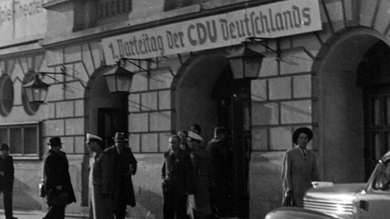 Der erste Parteitag der CDU wird auf einem Plakat auf einem Schwarzweißfoto gezeigt. © Archiv für Christlich Demokratische Politik Foto: o.A.
