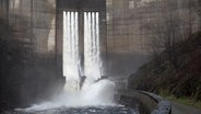 Wasser schießt aus der Okertalsperre. © Nord-West-Media TV 