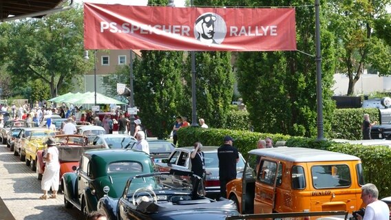 Mehrere Oldtimer bei den Einbecker Oldtimertagen. © PS.SPEICHER Foto: Eleni Pangalou