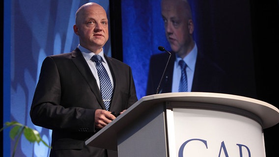 Oliver Schmidt spricht im "Center for Automotive Research’s Management Briefing Seminar" in Traverse City, Michigan. © Volkswagen of America, Inc. Foto: Volkswagen of America, Inc.