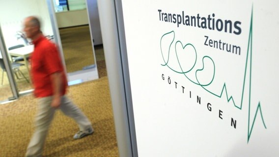 Schild im Göttinger Klinikum © dpa - Bildfunk Foto: Julian Stratenschulte dpa/lsw