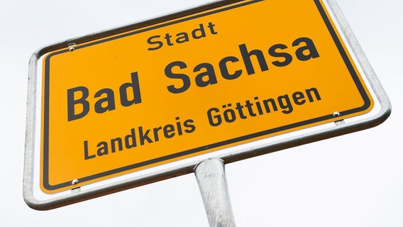 Das Foto zeigt das neue Ortsschild mit der Aufschrift "Stadt Bad Sachsa - Landkreis Göttingen". © picture alliance / dpa Foto: Swen Pförtner
